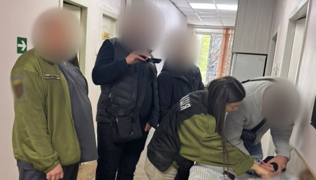 На Одещині за хабарництво затримали начальника відділення військової клініки