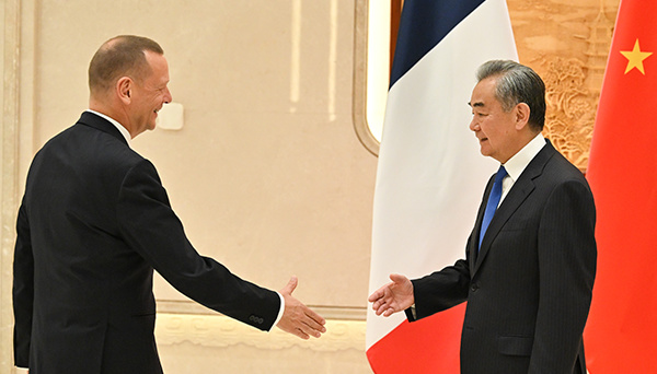 Китай сподівається на підтримку Франції у відносинах із ЄС - Ван Ї