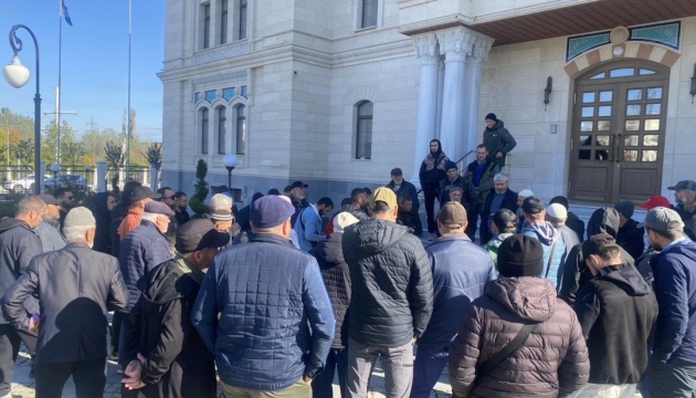 У Сімферополі кримські татари вимагають реакції окупантів на затримання мусульманок