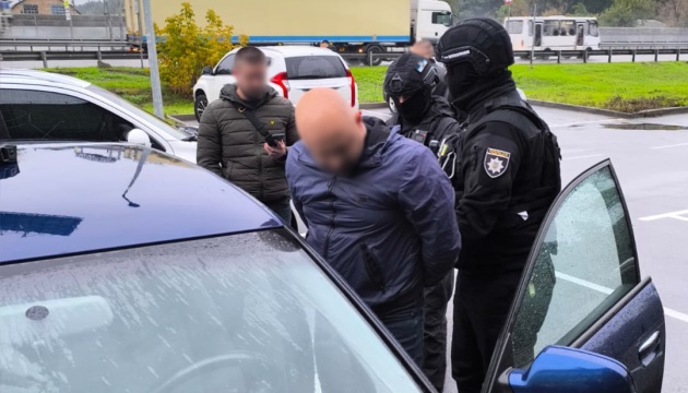 У Києві затримали військового, який організував незаконне переправлення чоловіків до Румунії