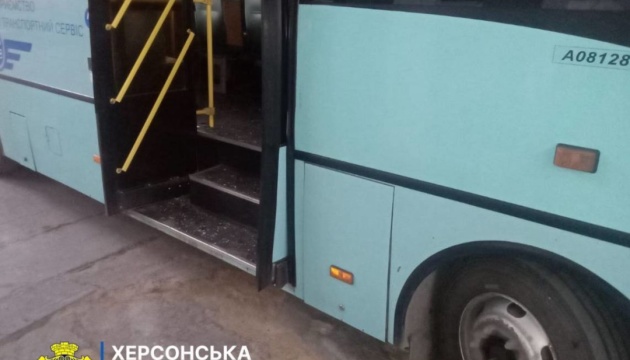 У Херсоні російський дрон скинув вибухівку на маршрутку