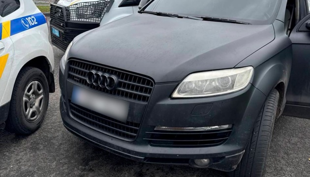 Тримали чоловіка у підвалі й відібрали $97 тисяч: у Харкові затримали трьох викрадачів