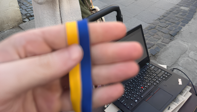 «Візьміть, будь ласка, це для вас» – як працює мережа, що збирає гроші на синьо-жовтих стрічках