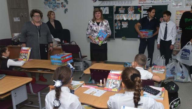 Росіяни з 2022 року вивозили з ТОТ Донеччини на «перенавчання» у РФ 1,5 тисячі педагогів