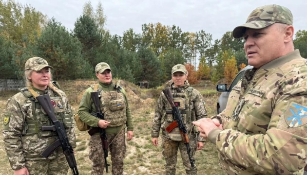 Командувач Сил ТрО вручив нагородні ножі «Бучанським відьмам»