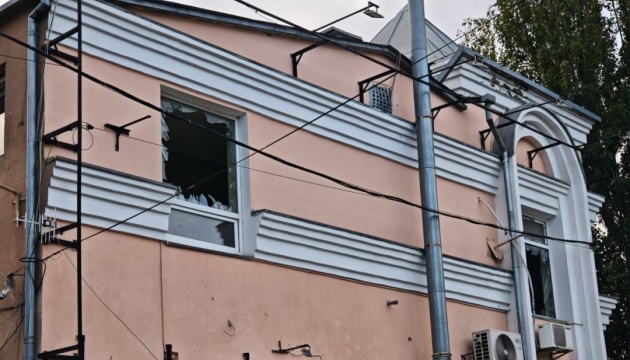 У Херсоні показали наслідки вечірньої ворожої атаки, у місті не працюють тролейбуси