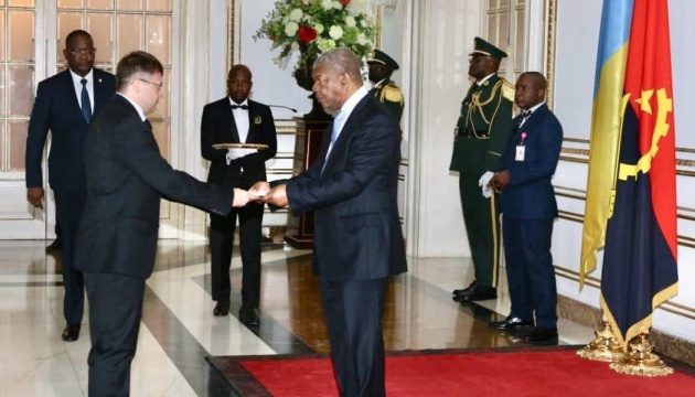 Посол України вручив вірчі грамоти президенту Анголи