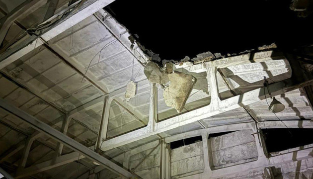 Nächtlicher Luftangriff mit Gleitbomben auf Charkiw: Zahl der Verletzten auf elf gestiegen, Unternehmen beschädigt