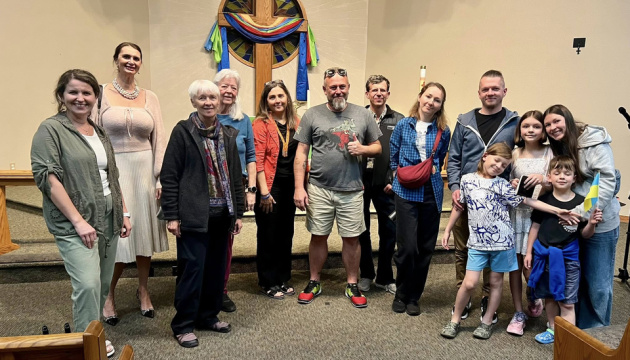 Під час туру до США письменник і волонтер Руслан Горовий зібрав гроші на 50 машин дров