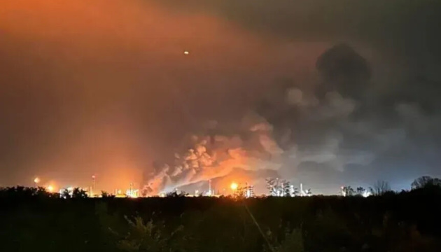 На головному НПЗ Угорщини спалахнула пожежа