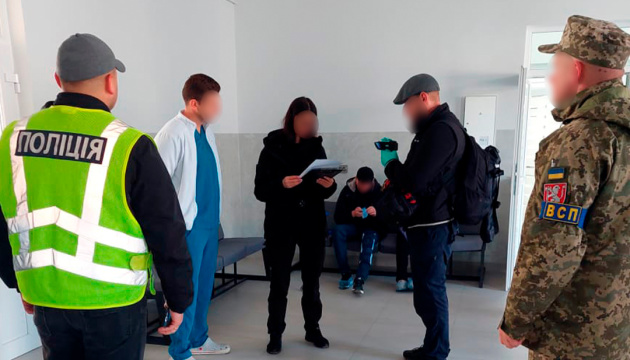 На Тернопільщині викрили групу лікарів, які наживалися на військових
