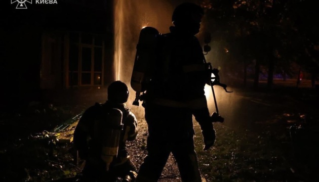 Внаслідок комбінованої атаки РФ є влучання у чотирьох районах Києва - ДСНС