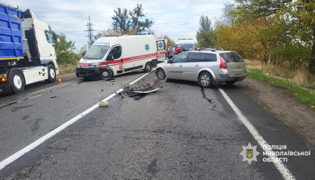 На Миколаївщині зіткнулися Renault і «швидка», постраждали двоє медпрацівників