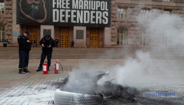 У Києві чоловік підпалив шини на Хрещатику