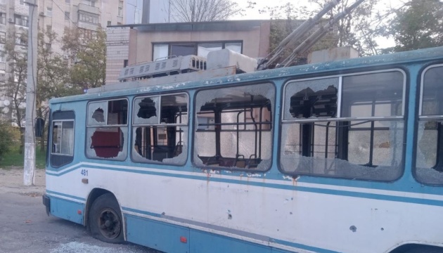 Пошкоджені тролейбус і маршрутка: у Херсоні показали наслідки російського обстрілу