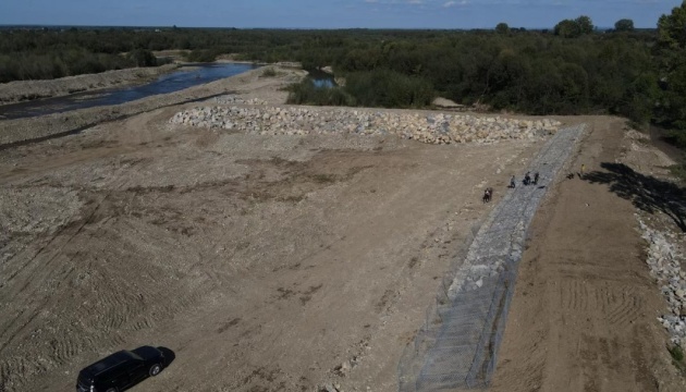 На Прикарпатті відновили дамбу, яку зруйнувала повінь у 2020 році