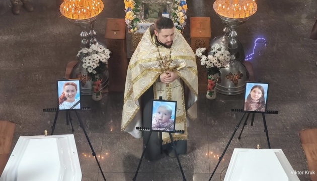 У селі Погреби на Київщині поховали вбиту російським дроном родину