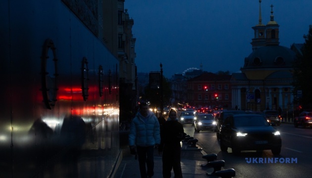 La Russie mène des attaques simultanées sur les centrales et les réseaux électriques ukrainiens