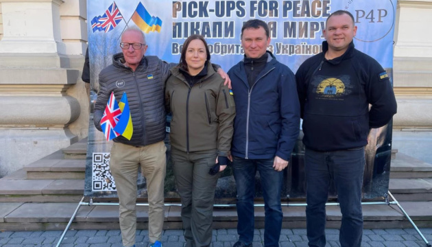 Волонтери з Великої Британії передали на фронт ще 38 позашляховиків