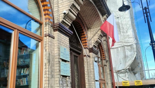 У Перемишлі з почесного консульства України зірвали прапор