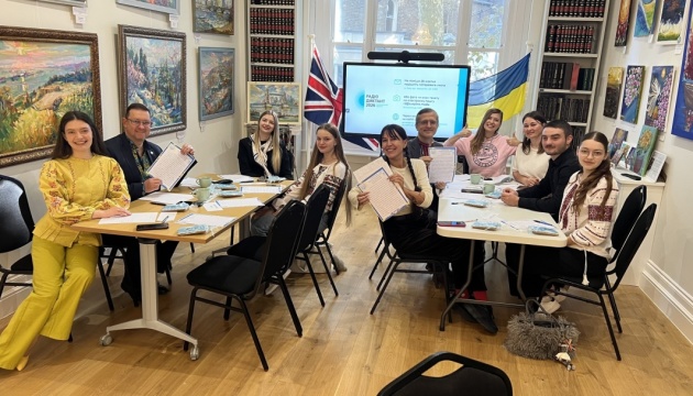 Українці за кордоном долучилися до написання Радіодиктанту національної єдності