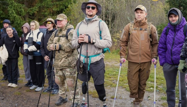 На Львівщині ветерани на протезах здійснили сходження на гірську вершину