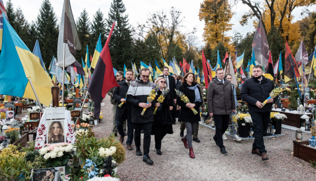 Глава МЗС Словенії вшанувала у Львові пам'ять загиблих воїнів