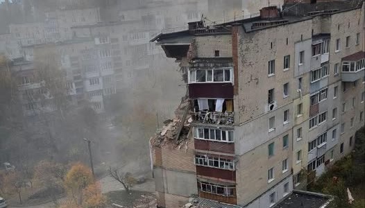 У Хмельницькому стався вибух у багатоповерхівці, під завалами можуть бути люди