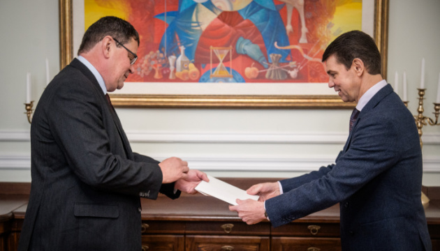 У МЗС прийняли копії вірчих грамот у нового посла Великої Британії