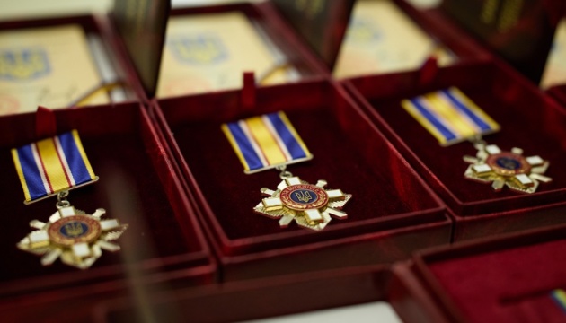 Зеленський відзначив державними нагородами енергетиків