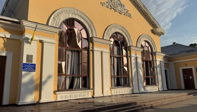 У Кіровоградській обласній філармонії замінили вікна після російського обстрілу