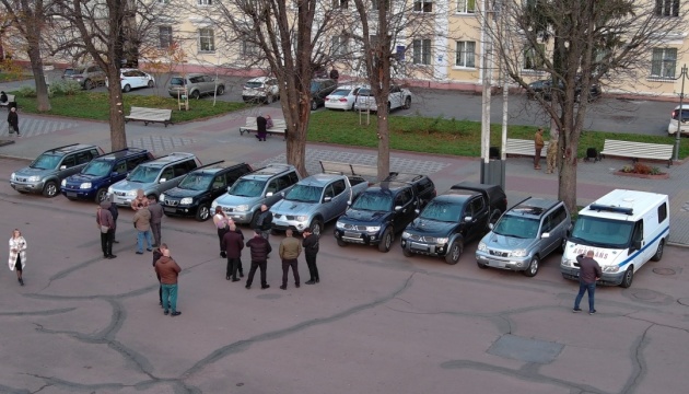 Хмельниччина передала військовим 10 автомобілів