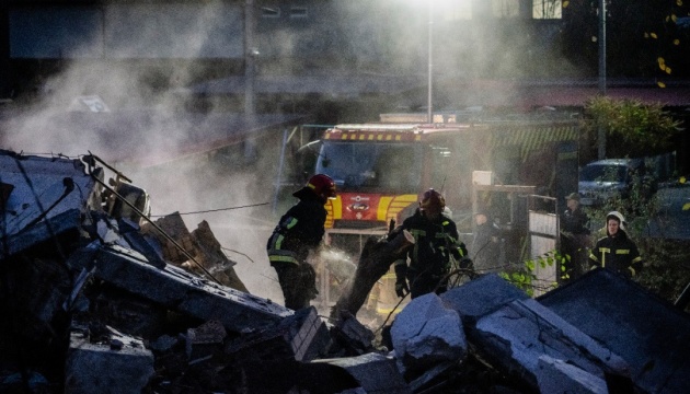 Під завалами будинку у Хмельницькому знайшли тіло жінки