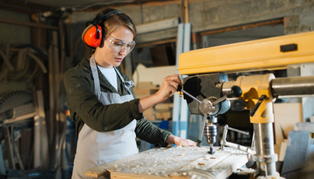 На Миколаївщині жінки почали опановувати спеціальність слюсаря-ремонтника