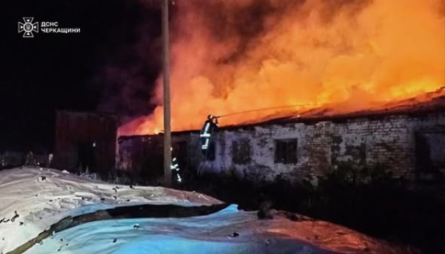 На Черкащині внаслідок російської атаки спалахнула ферма