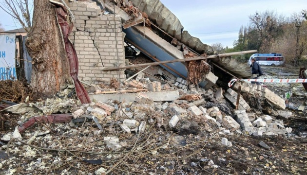 На Київщині через російську атаку пошкоджені підприємство та будинки, поранена жінка