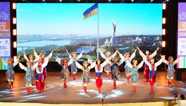 La danse canadienne au service de l’Ukraine : « Yavir » brille au festival international de folklore en Argentine