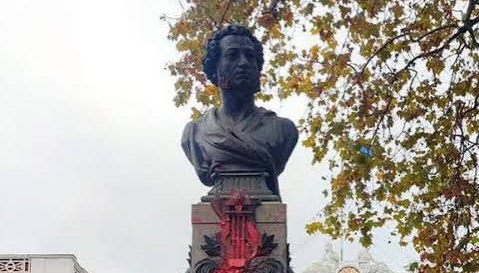 Пам’ятник Пушкіну біля одеської мерії закрили OSB-плитами
