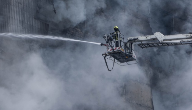 Війська РФ вночі атакували Бурштин ракетами і дронами, спалахнула масштабна пожежа