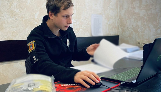 В Одесі оголосили підозру жінці, яка прилюдно викинула у смітник державний прапор