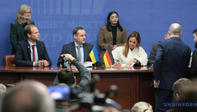 Житло для переселенців, відбудова лікарень та енергоефективність - Україна підписала угоди з ФРН