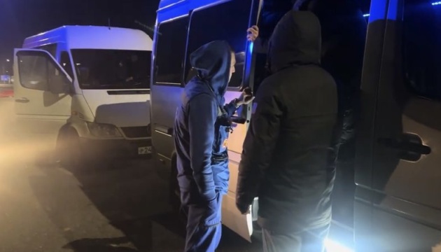 Батьків заарештованих кримських татарок вчетверте зупинили для перевірки у РФ дорогою до омбудсмана