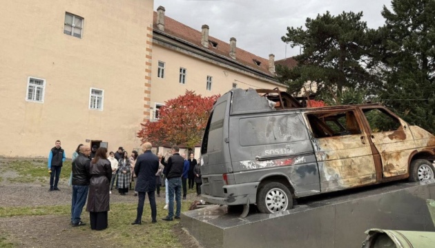 В Ужгородському замку просто неба розмістили розстріляну російськими військовими «швидку»