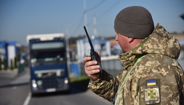 На Закарпатті чоловік протаранив шлагбаум на кордоні та втік до Угорщини