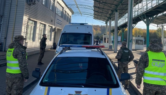 До Чехії екстрадували учасника шахрайського кол-центру, якого розшукував Інтерпол