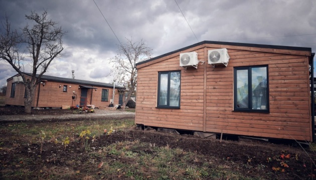 У селі на Сумщині встановили десять модульних будинків для переселенців