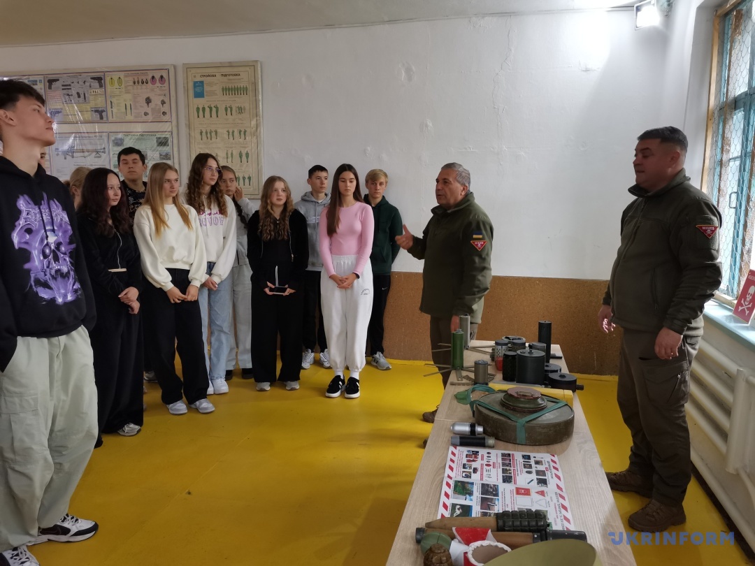 Заняття з мінної безпеки з одинадцятикласниками проводить начальник відділу розмінування Центру розмінування України Володимира Гасича
