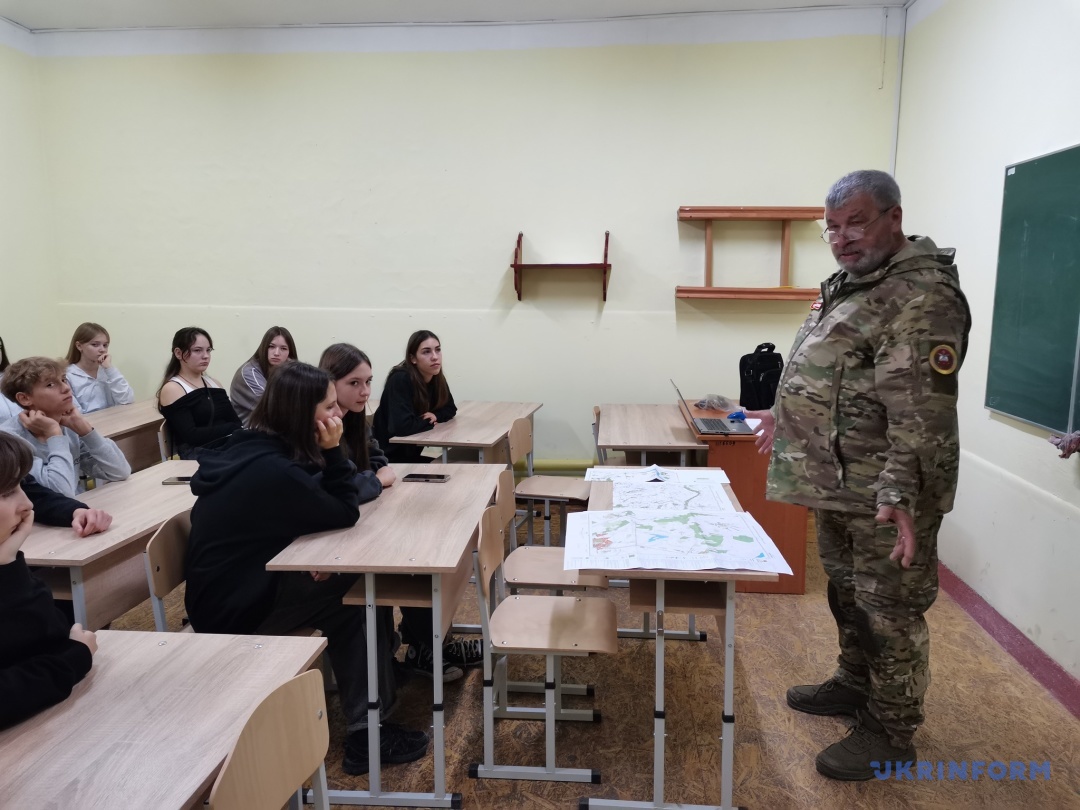 Заняття з топографії проводить ветеран, командир ВІнницького полку Всеукраїнського військово-цивільного об'єднання 
