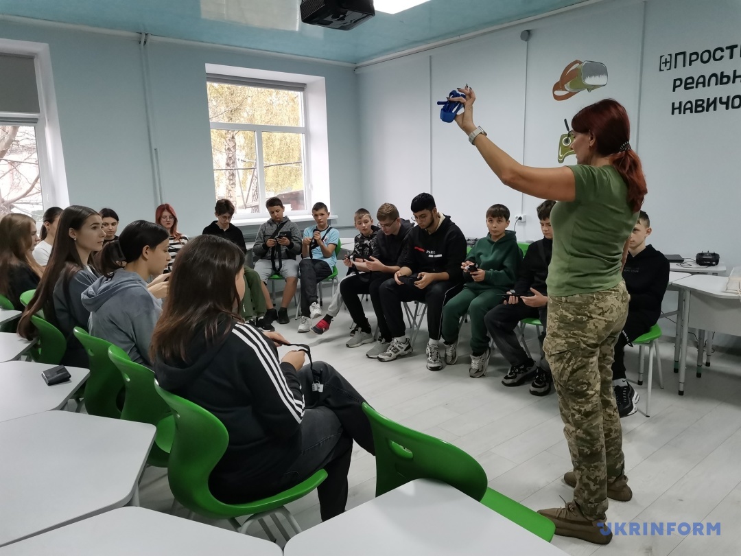 Занятя з тактичної мдицини проводитьдоцентка кафедри біології Вінницького педуніверситету Людмила Гудзевич, членкиня Вінницького полку ВЦО «Бойову братерство України»