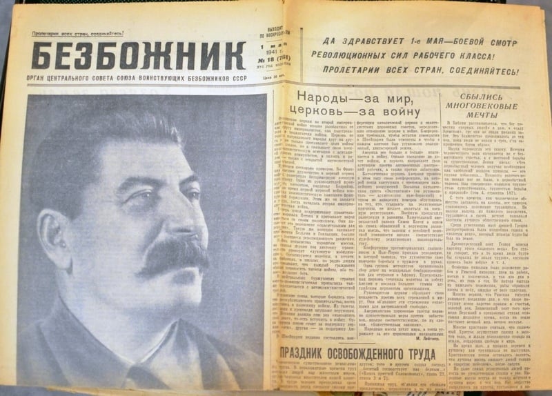 Шпальта газети «Безбожник» з портретом Й.Сталіна. Фото: wikipedia